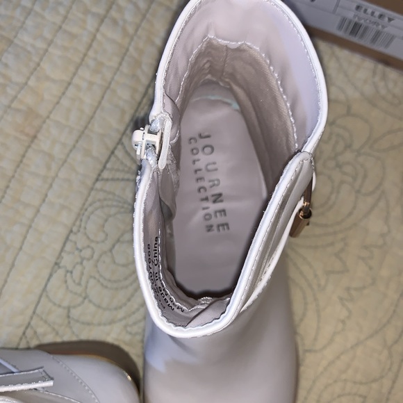 Journee Collection Elley Ivory Ankle Booties Size 7 - Picture 7 of 15